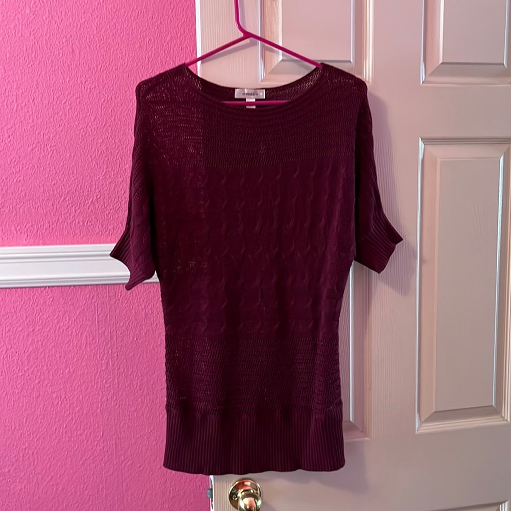 Medium dress barn short sleeved sweater. Maroon